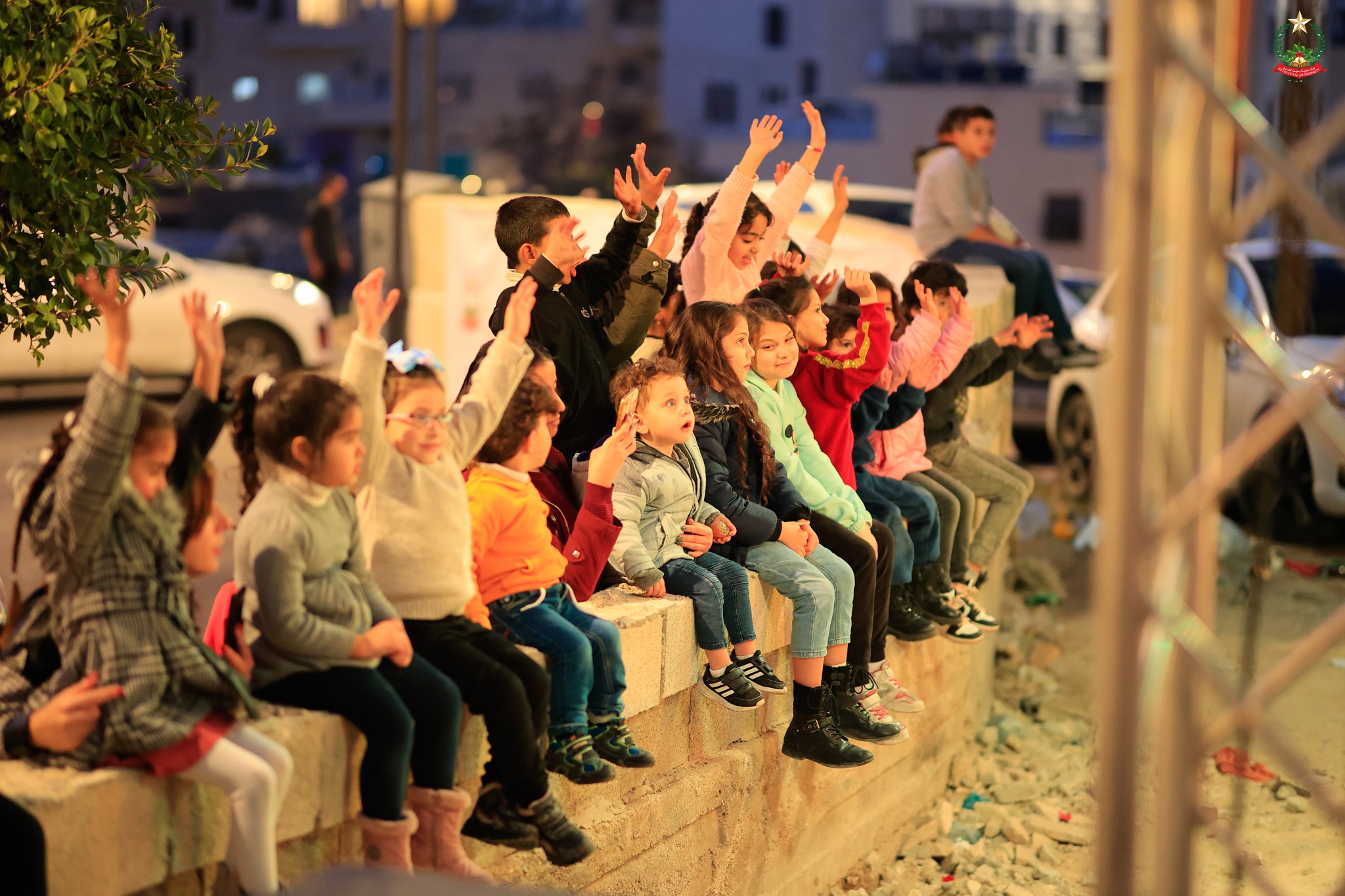 廣場旁開心慶祝聖誕節的孩子。（圖／翻攝自臉書 @Bethlehem Municipalit）